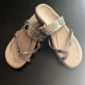 NEW! Ladies Aetrex snake sandals Sz 9.5